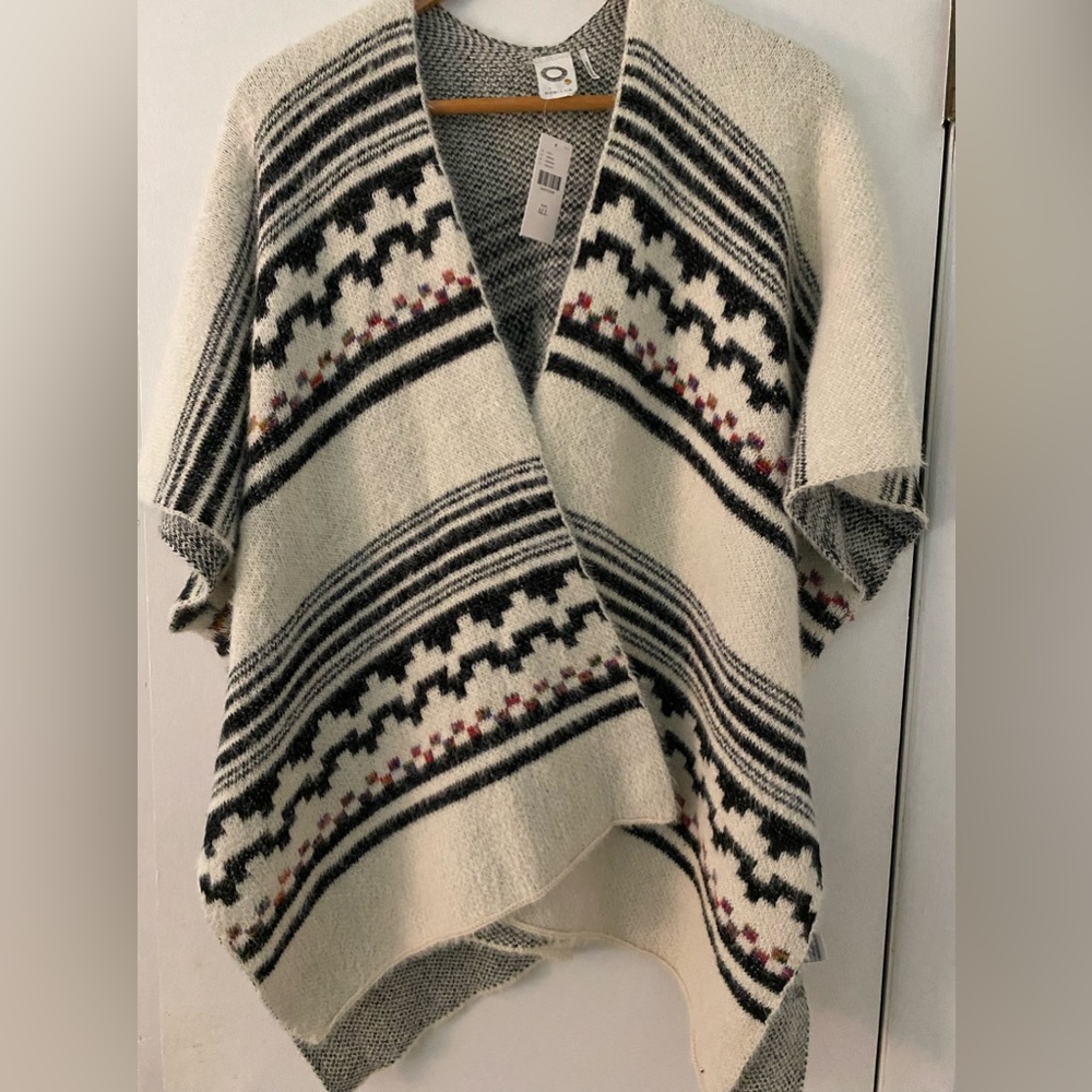 Akemi + Kin Anthropologie One Size
Multi color open shrug sweater
